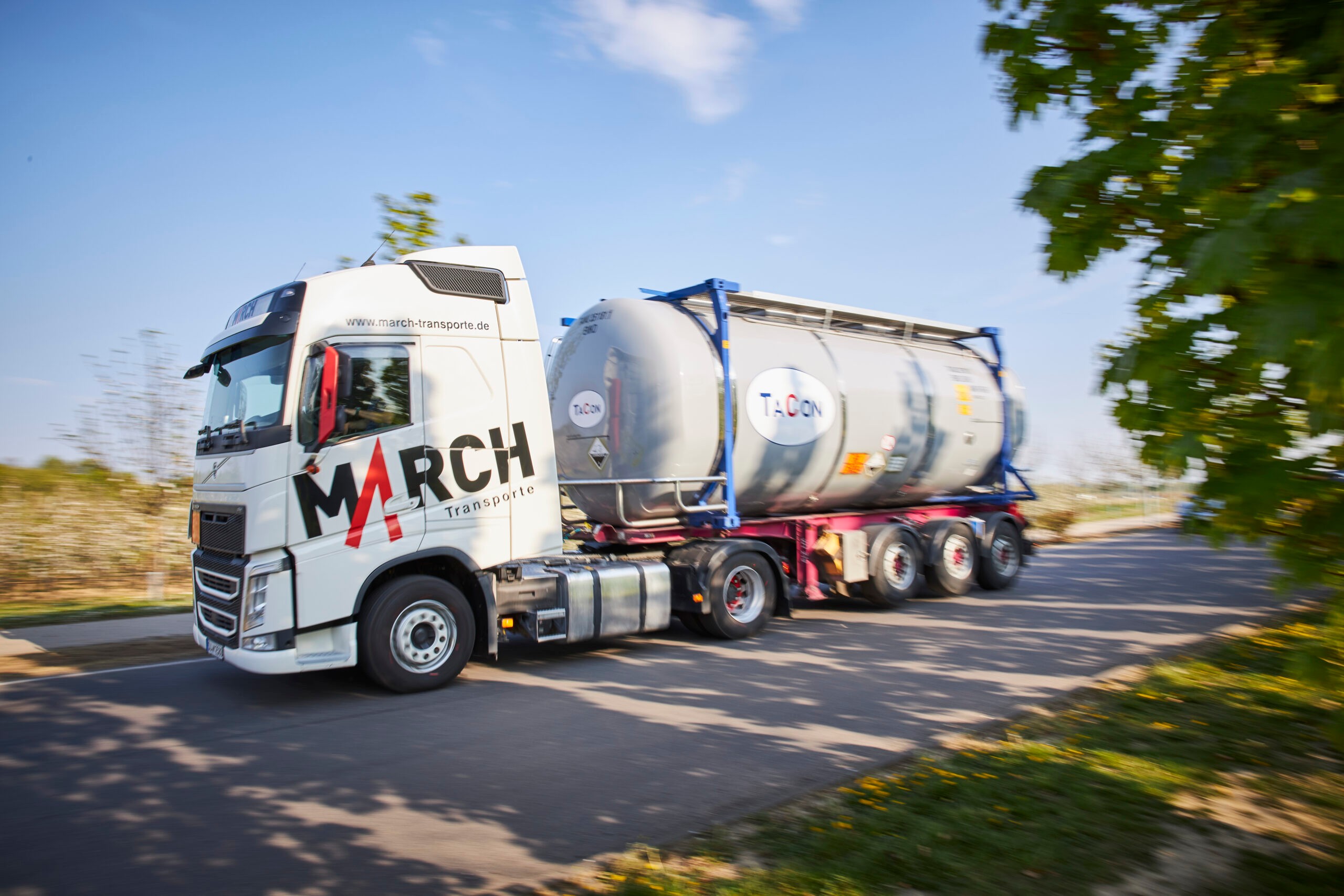 MARCH Zugmaschine mit Tankcontainer