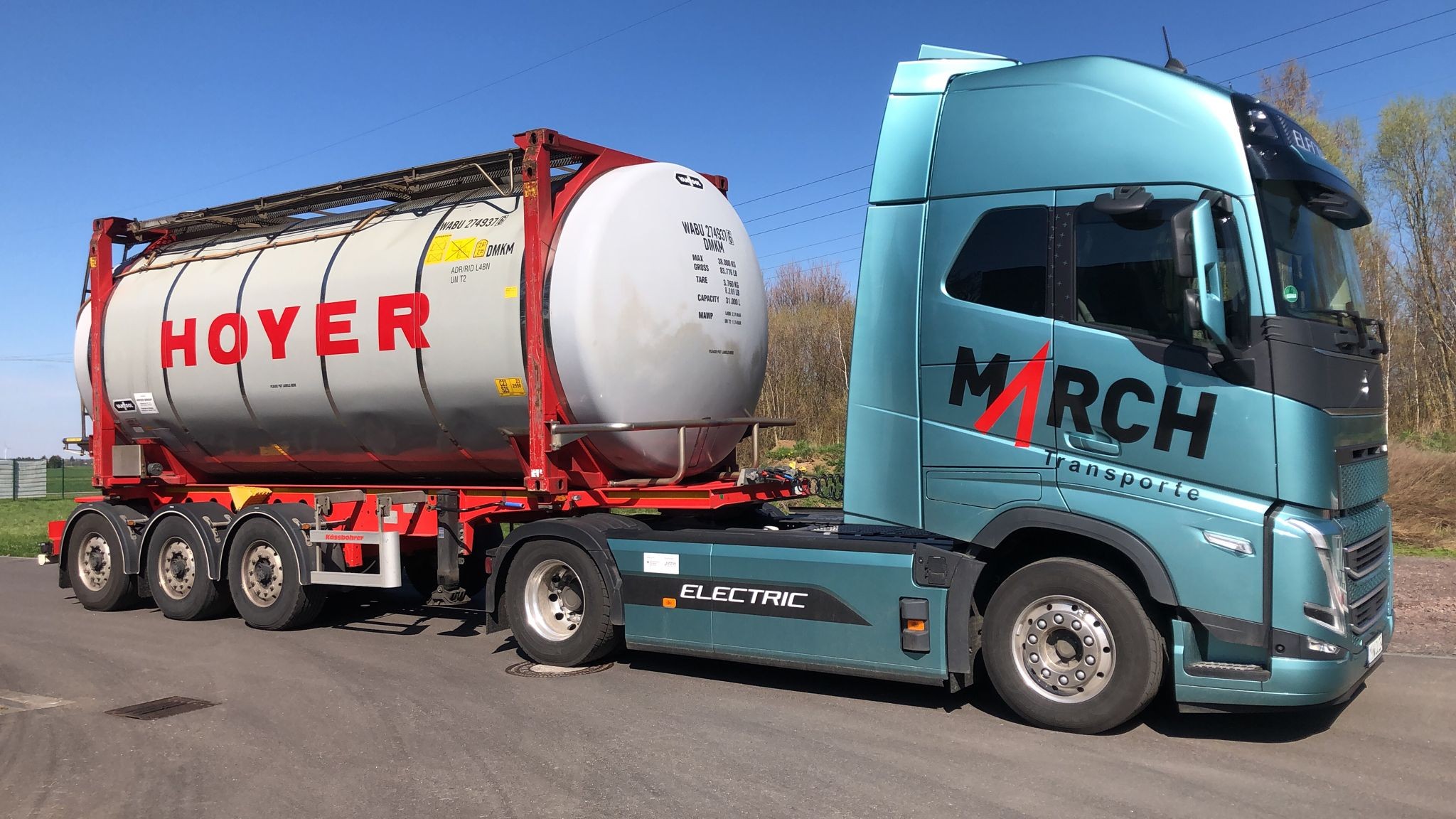 Volvo FH Electric von MARCH mit Tankcontainer
