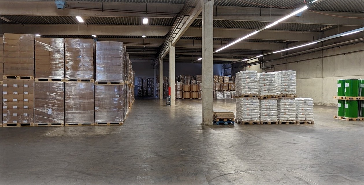 Lagerhalle von MARCH in Rheinbach mit Paletten im Blocklager